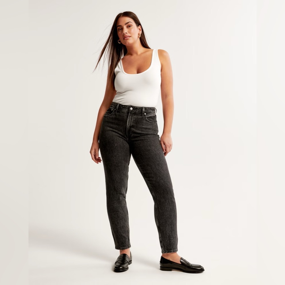 25/0s The Mom Abercrombie & Fitch Curve Love Jeans, dark grey/black.